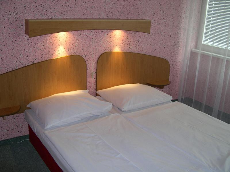 Garni Hotel Junior Братислава Екстер'єр фото