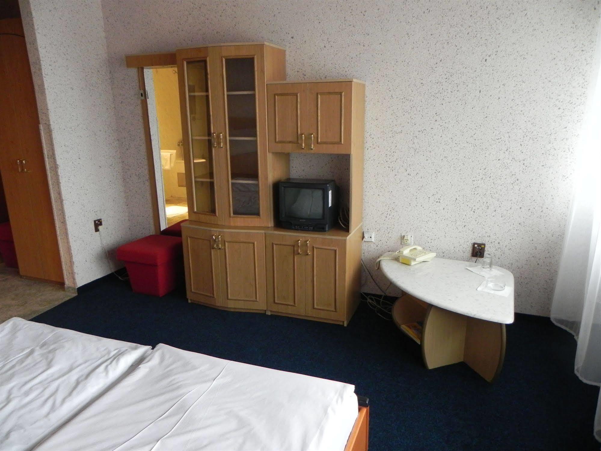 Garni Hotel Junior Братислава Екстер'єр фото
