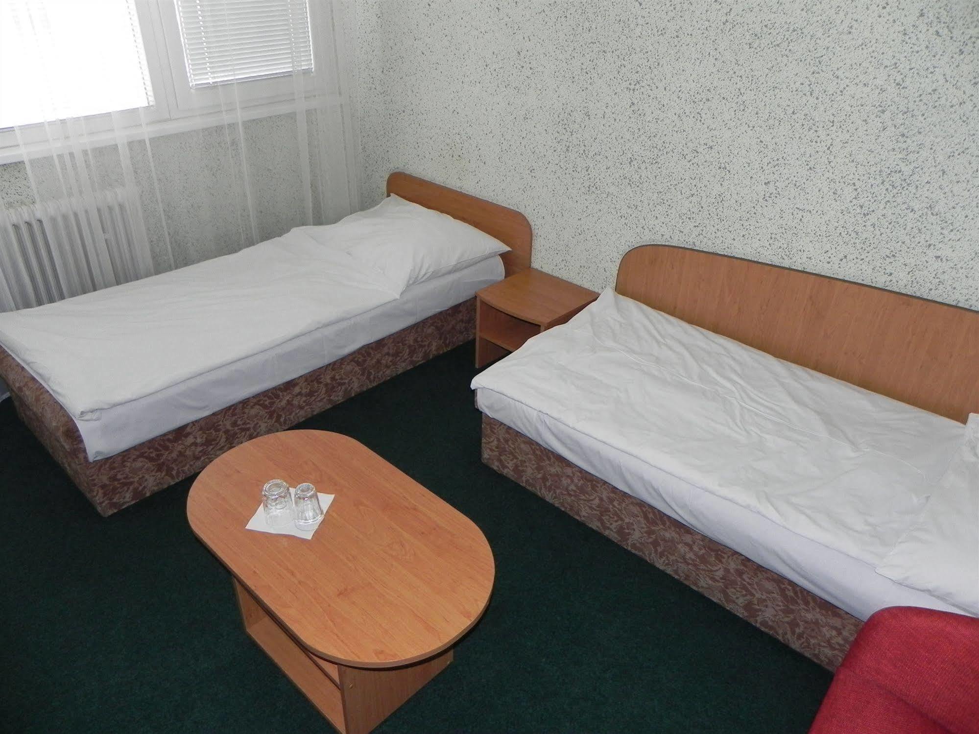 Garni Hotel Junior Братислава Екстер'єр фото