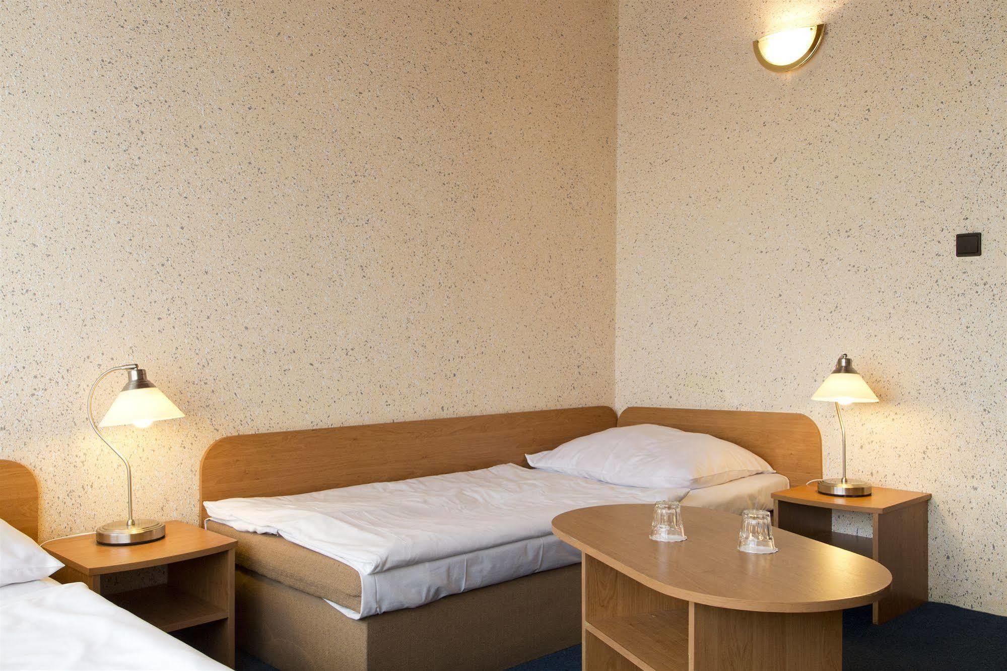 Garni Hotel Junior Братислава Екстер'єр фото