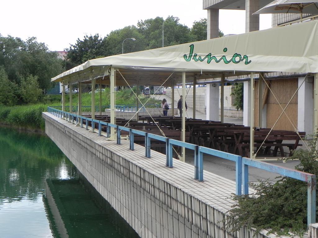 Garni Hotel Junior Братислава Екстер'єр фото